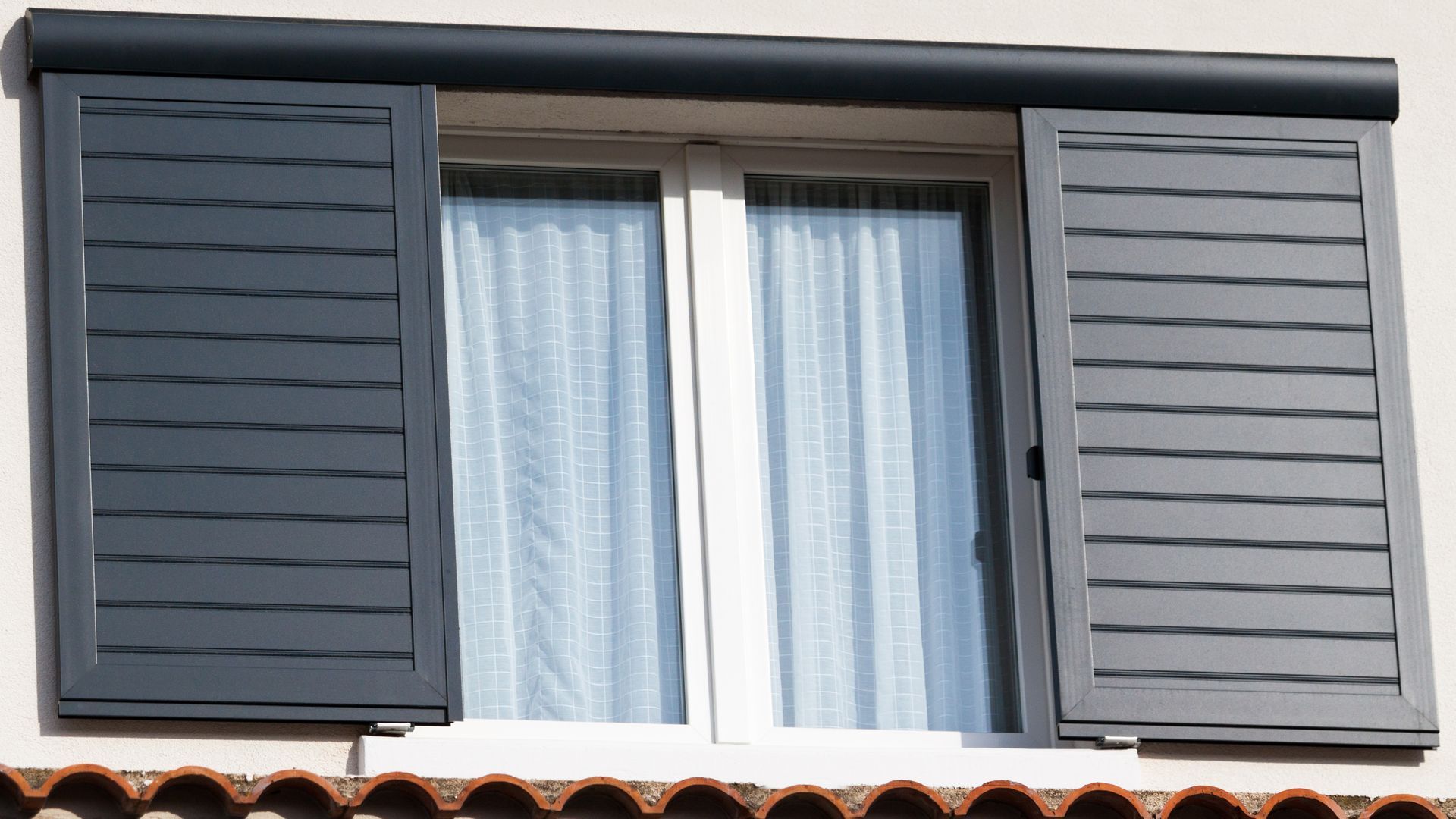 Focus sur volets modernes noirs