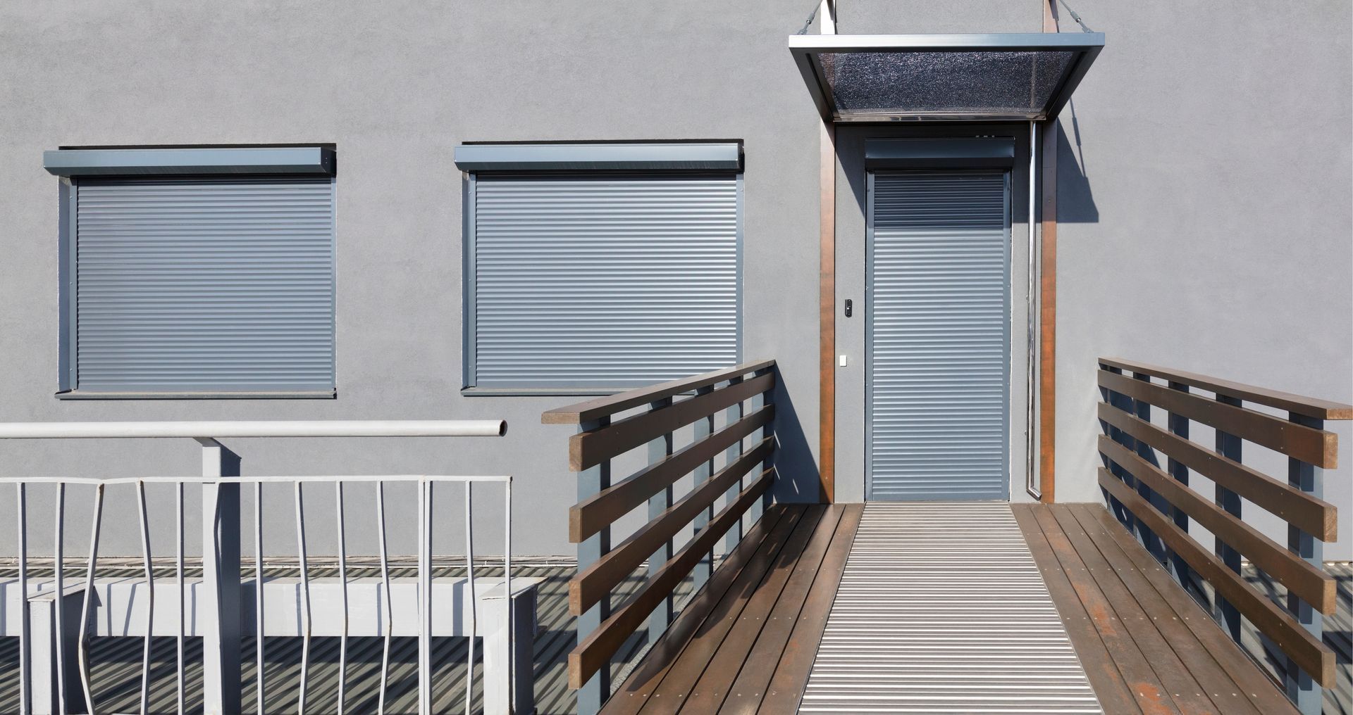 Rideaux métalliques pour porte d'entrée et fenêtres
