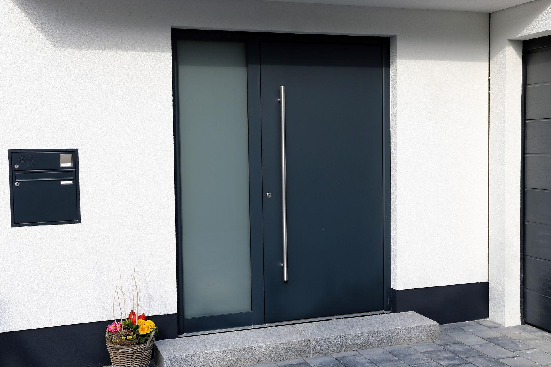 Porte d'entrée moderne noire