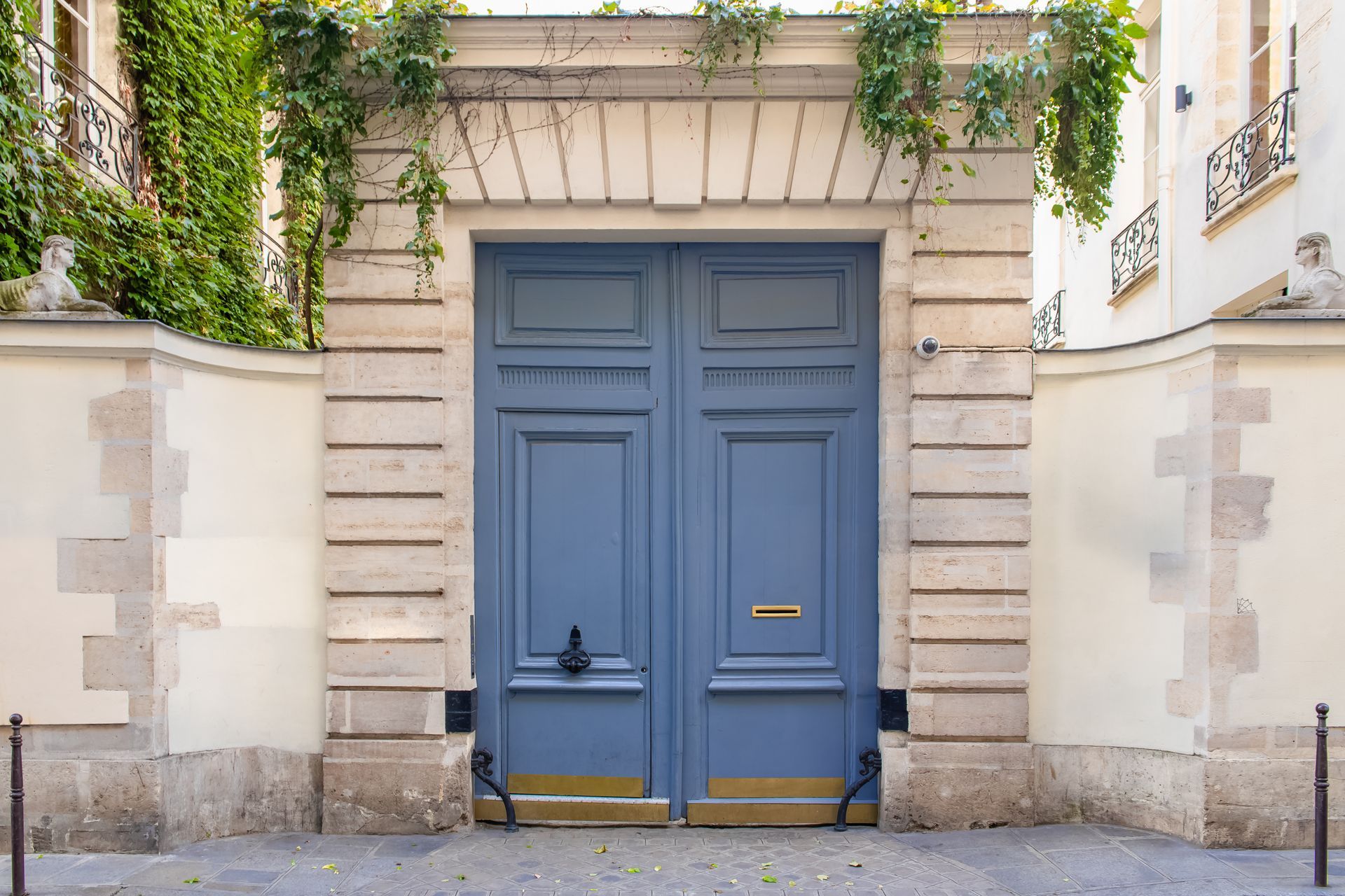 Porte d'entrée d'une résidence à Paris