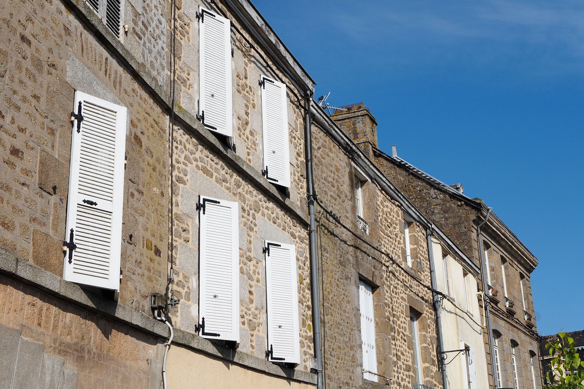 Volets blancs en gros plan