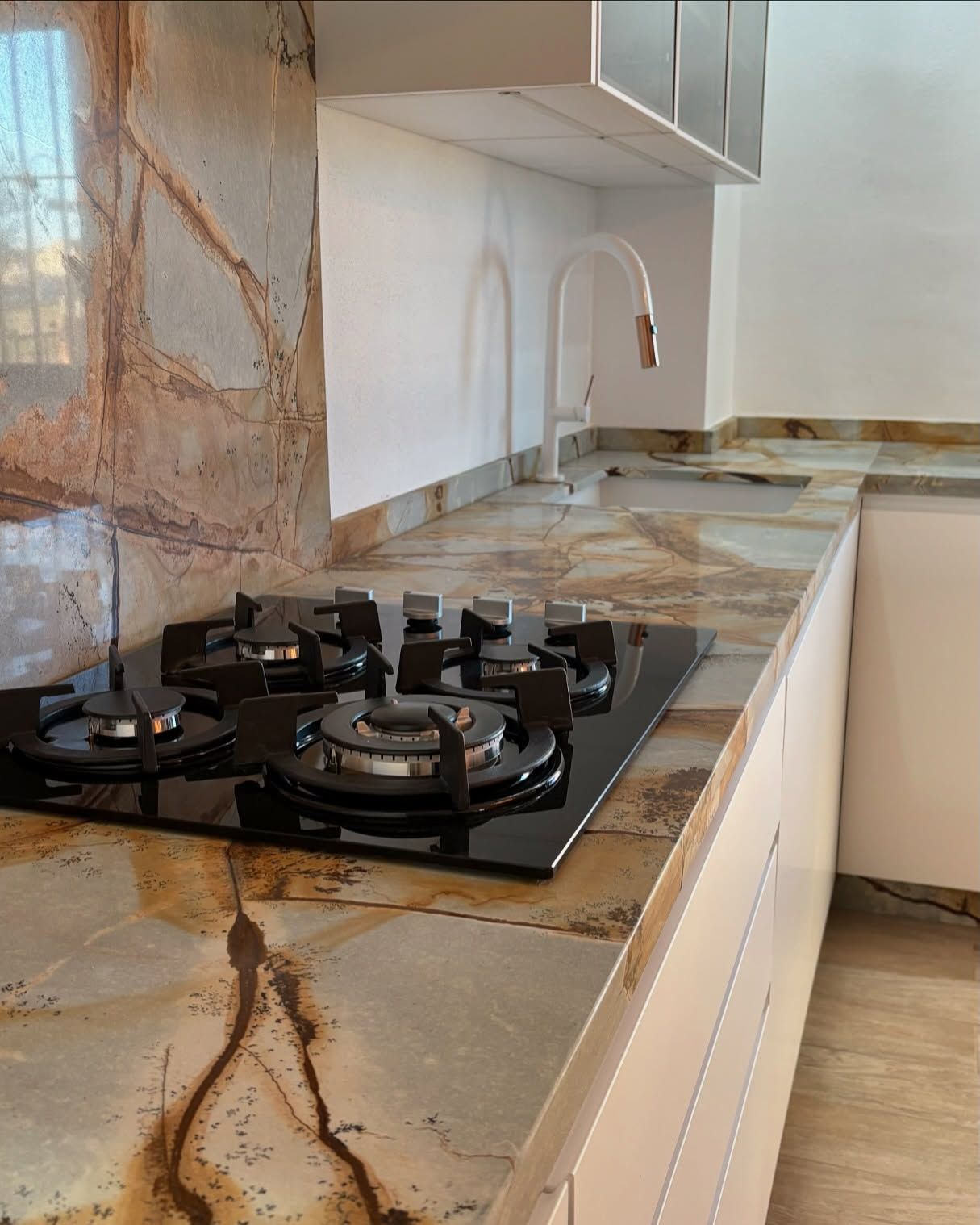 Una cocina con estufa, horno y fregadero.