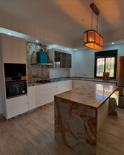 Una cocina con una gran isla en el medio.