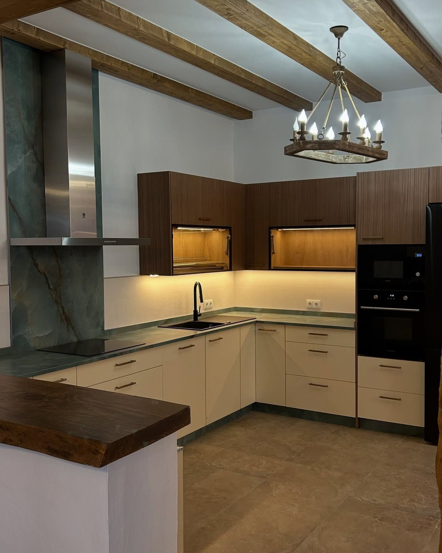 Una cocina con electrodomésticos de acero inoxidable y gabinetes de madera.