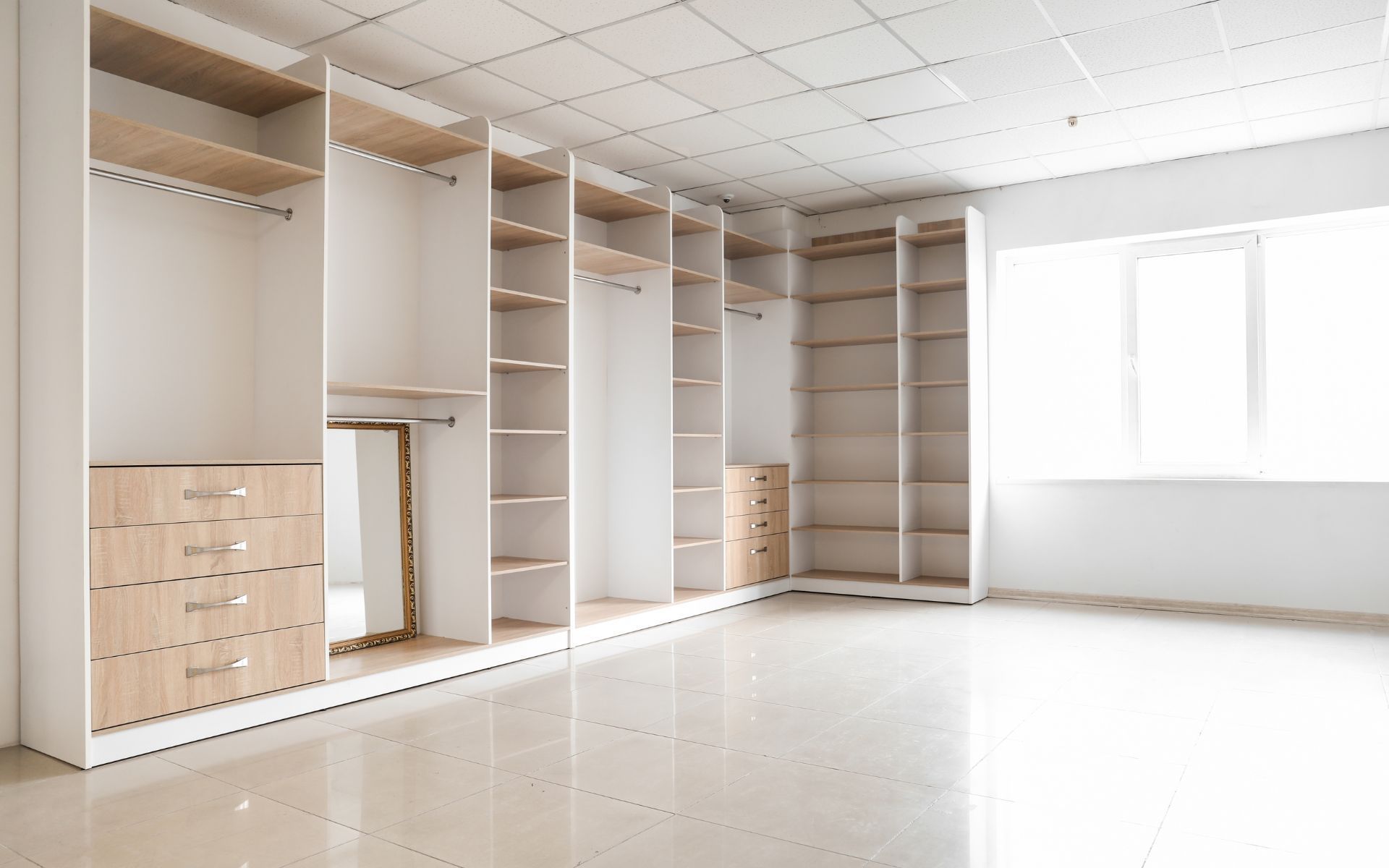 Una gran habitación vacía con muchos estantes y cajones.