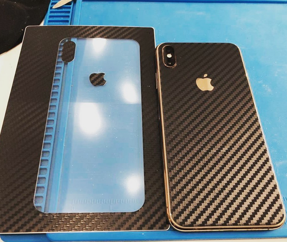 Un teléfono de Apple con una envoltura de fibra de carbono.