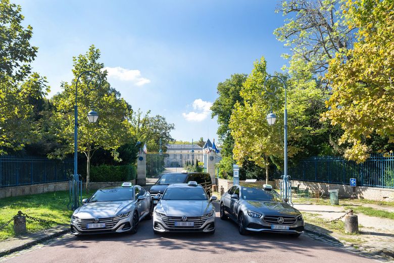 Des taxis en stationnement sur un parking