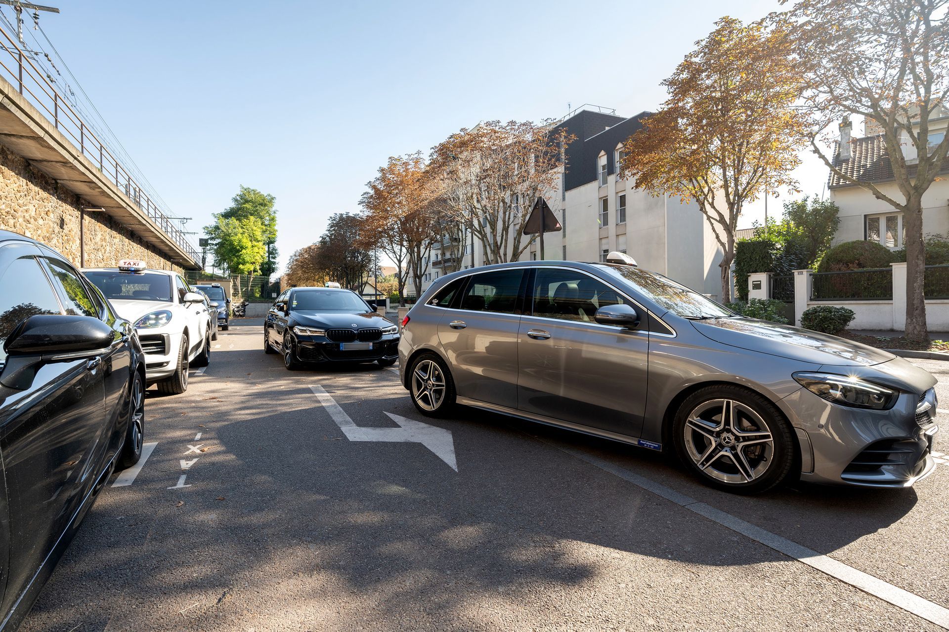 Deux voitures qui roulent sur la route