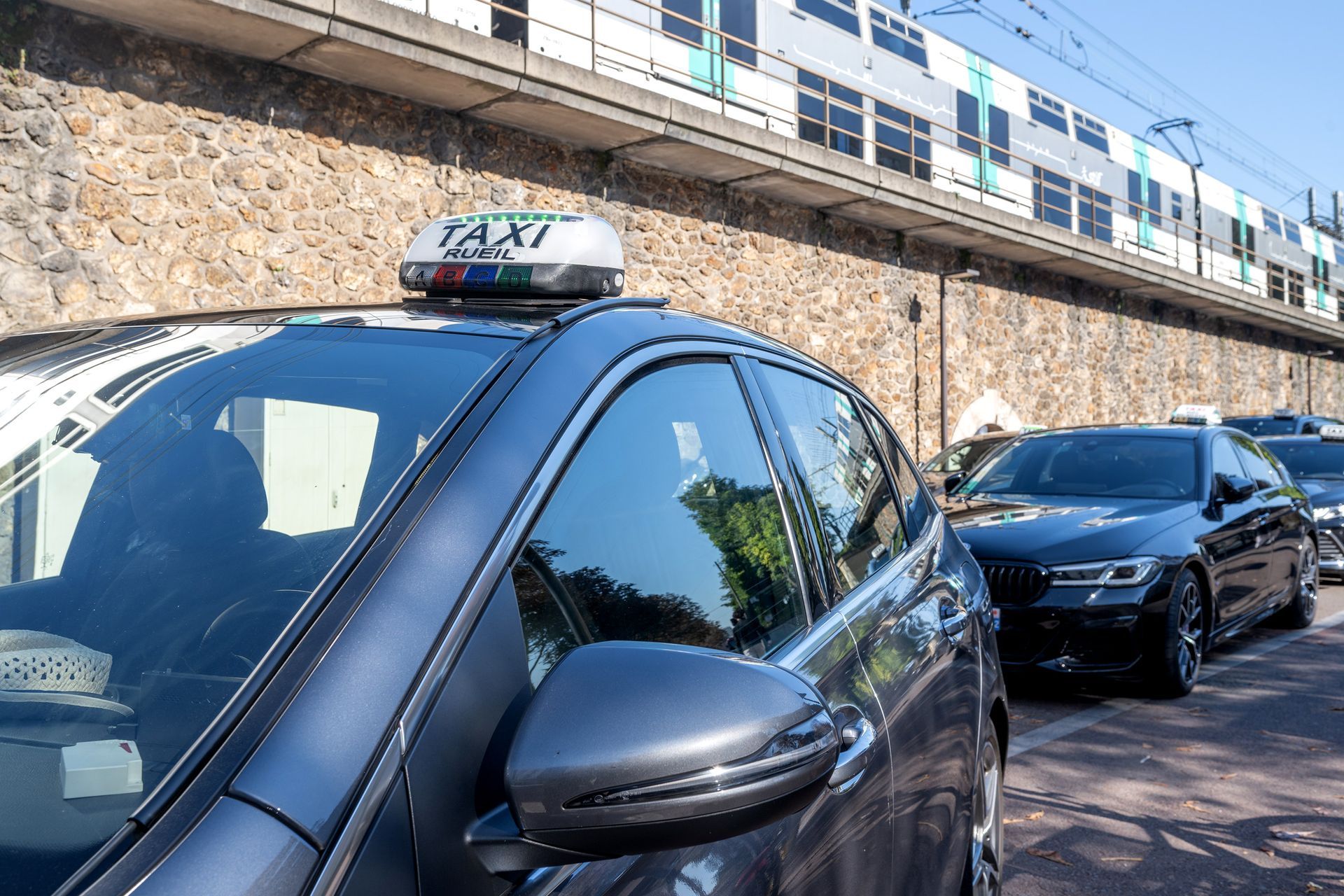 Des taxis en stationnement le long d'un trottoir