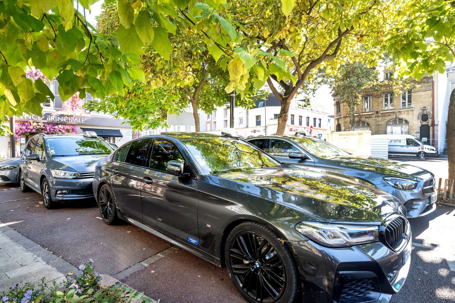Une voiture sur une place de stationnement 