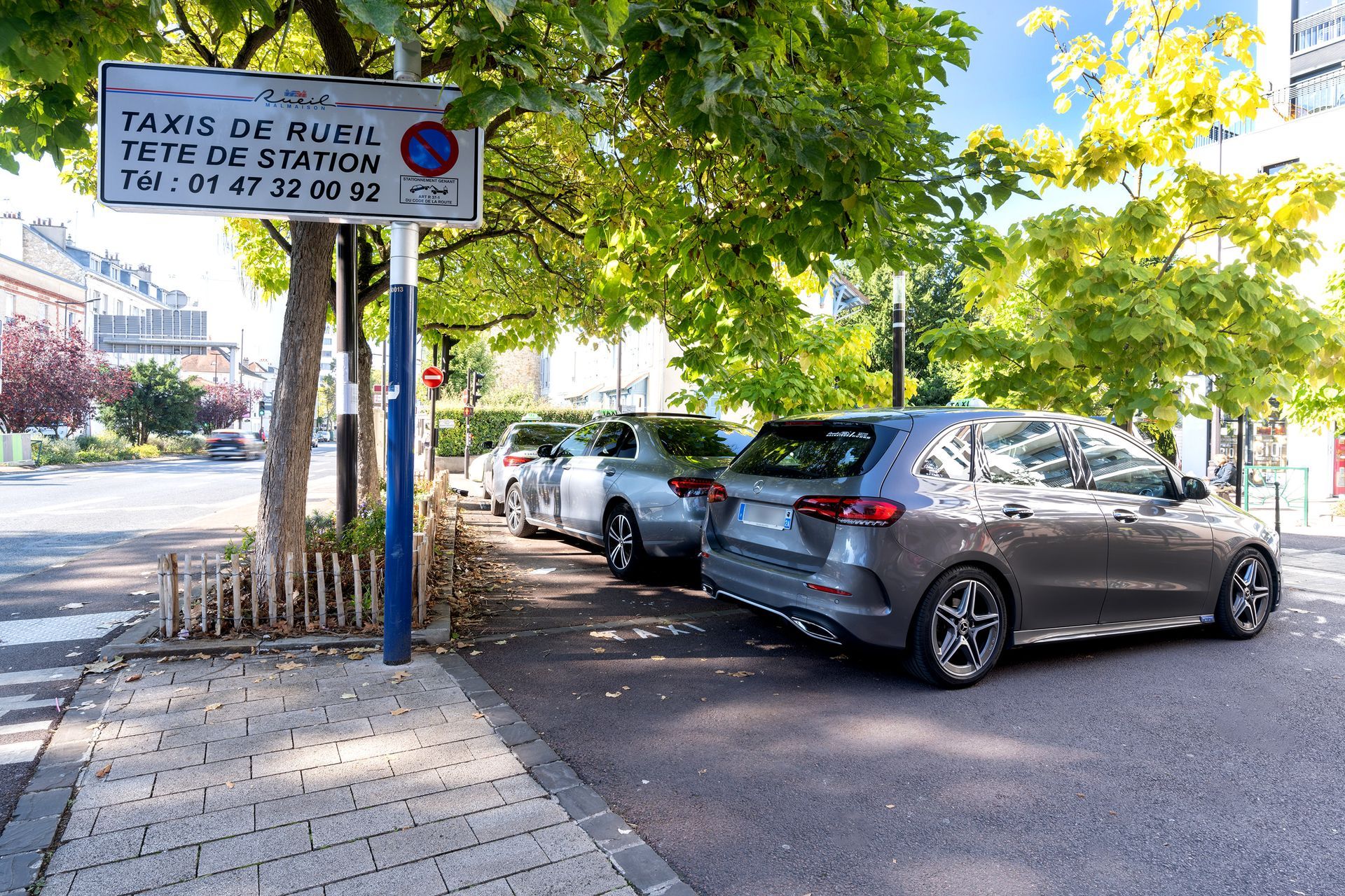 Un parking avec plusieurs taxis garés
