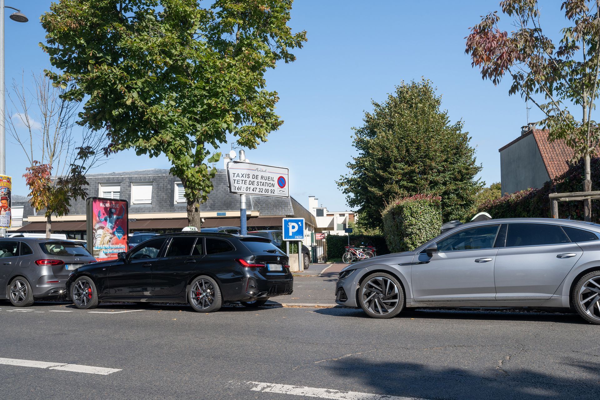 Deux taxis stationnés sur une route