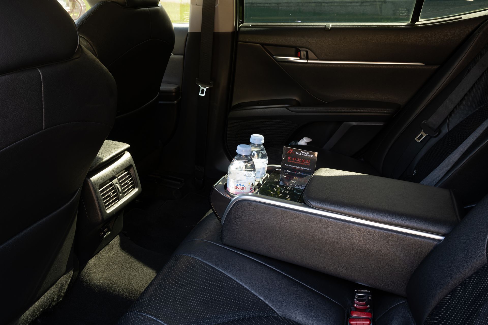 L'intérieur d'un taxi et deux bouteilles d'eau