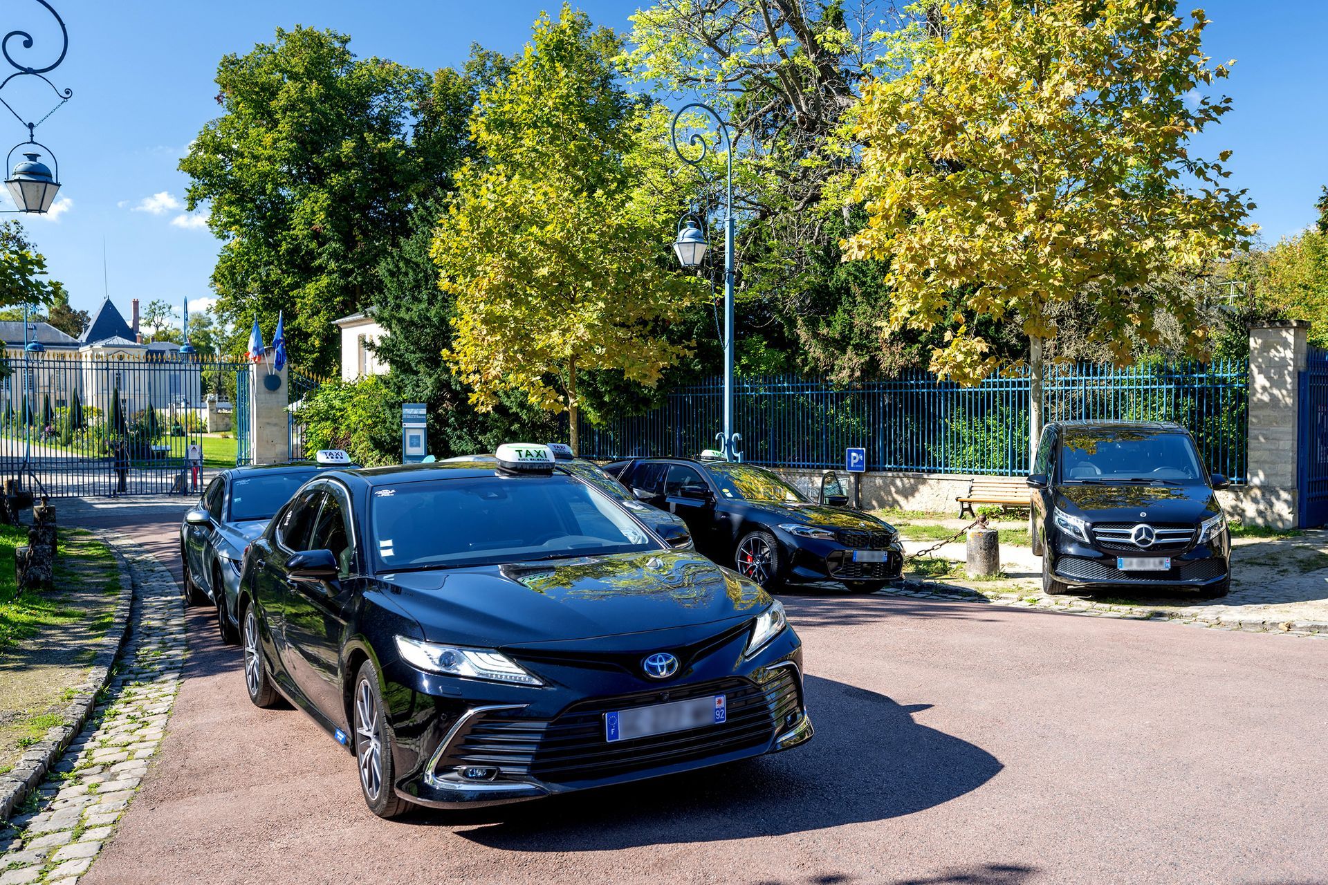 Un taxi en stationnement devant un portail