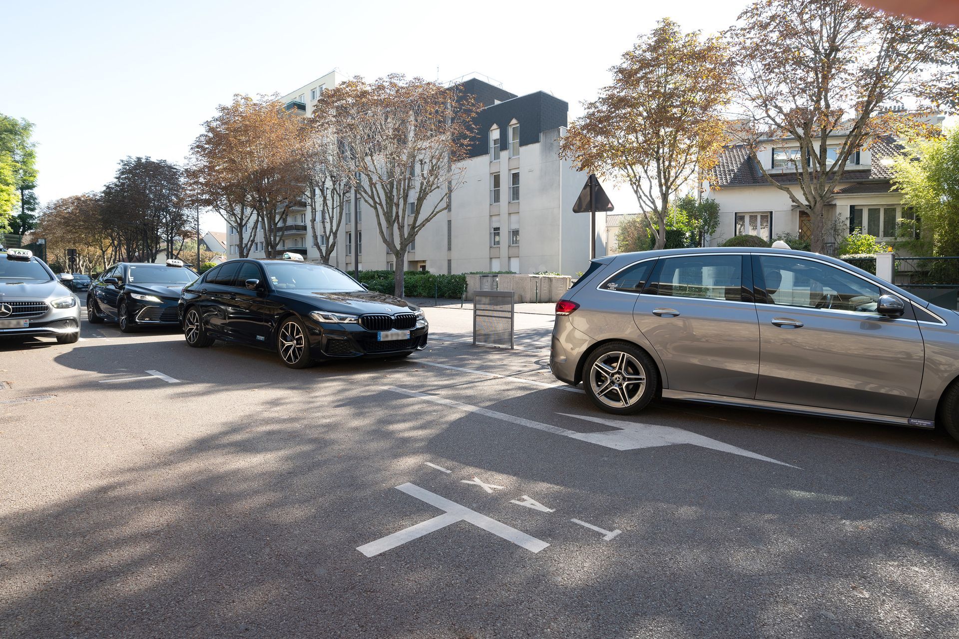 Deux taxis en stationnement qui attendent