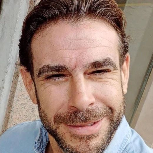 Un hombre con barba y camisa azul sonríe para la cámara. Francesc Villena