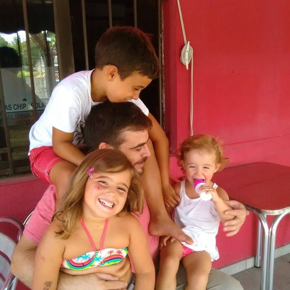 Un hombre lleva tres niños sobre sus hombros. La seguridad de tu patrimonio es nuestra prioridad.