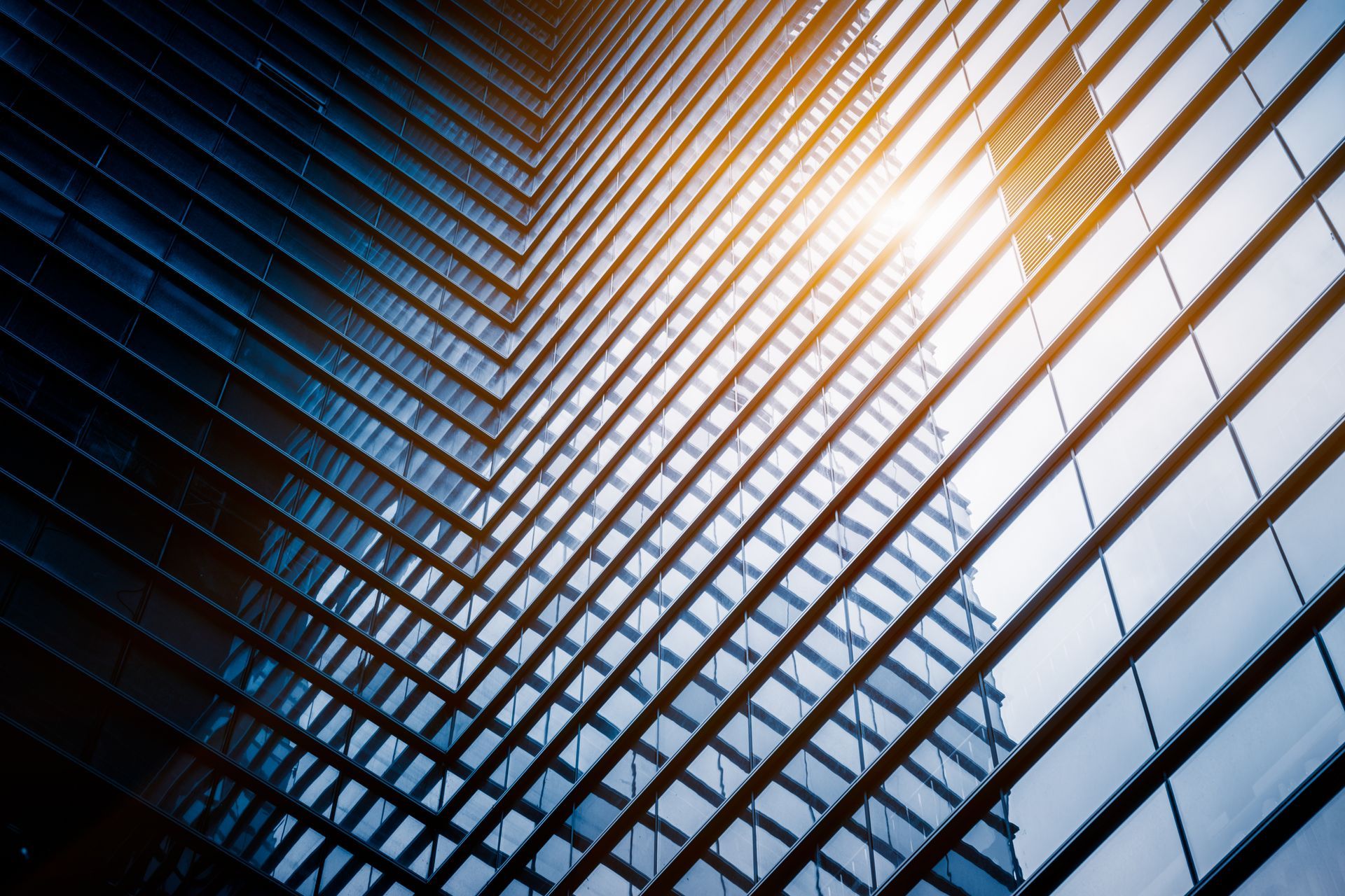 Un ouvrier regarde un mur fissuré