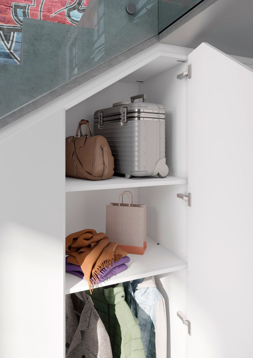 Ein Schrank mit einem Koffer und einer Handtasche auf den Regalen Raumplus Wohntrend NRW