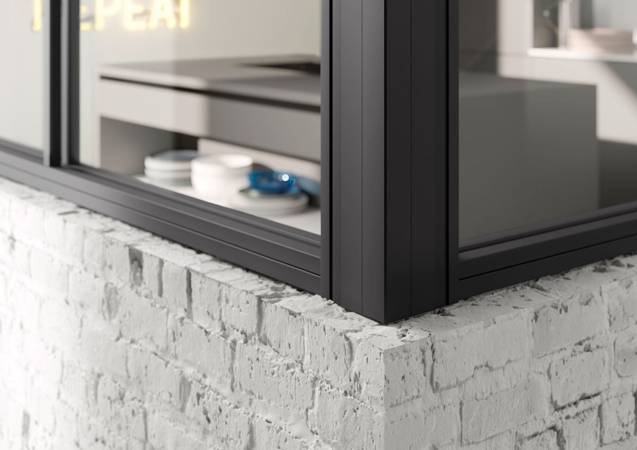 Eine Nahaufnahme eines Fensters mit einer Backsteinmauer im Hintergrund. Wohntrend NRW Raumplus