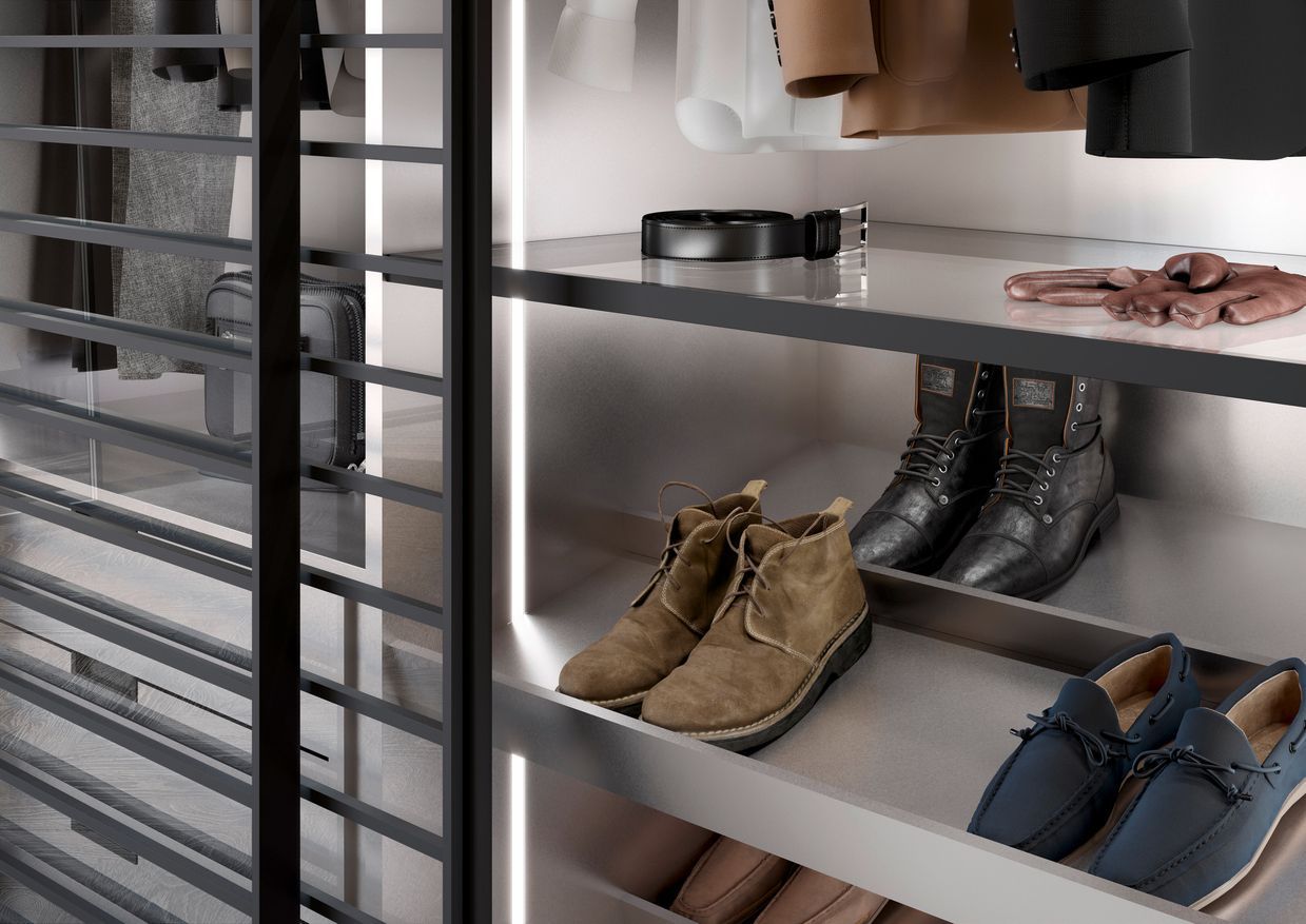 Ein Paar Schuhe steht auf einem Regal in einem Schrank. Raumplus Wohntrend NRW