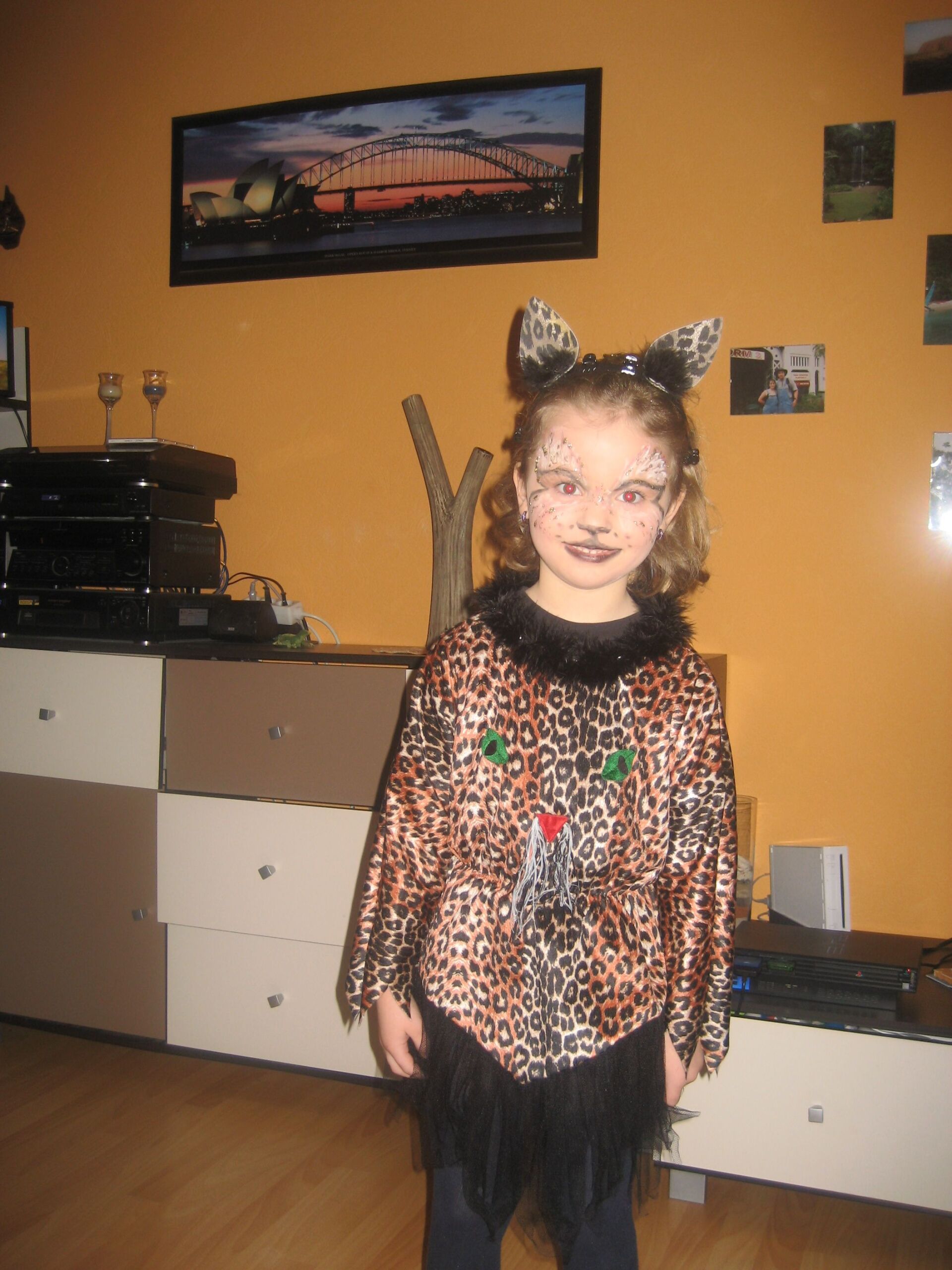 Kind in Katzenkostüm