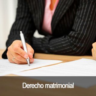 Una mujer escribe en un papel que dice derecho matrimonial