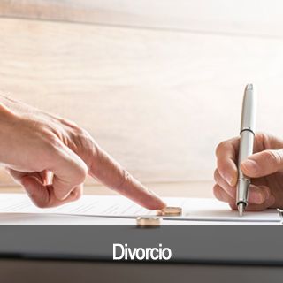 Una persona señala un anillo de bodas mientras otra persona escribe en un trozo de papel.