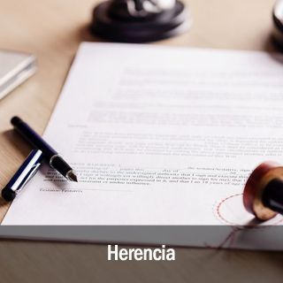 Una persona está sellando un documento con la palabra herencia en la parte inferior.