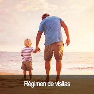 Un hombre y un niño tomados de la mano en la playa con las palabras 