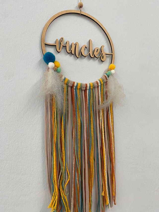 Un atrapasueños con el nombre tío colgado en una pared.