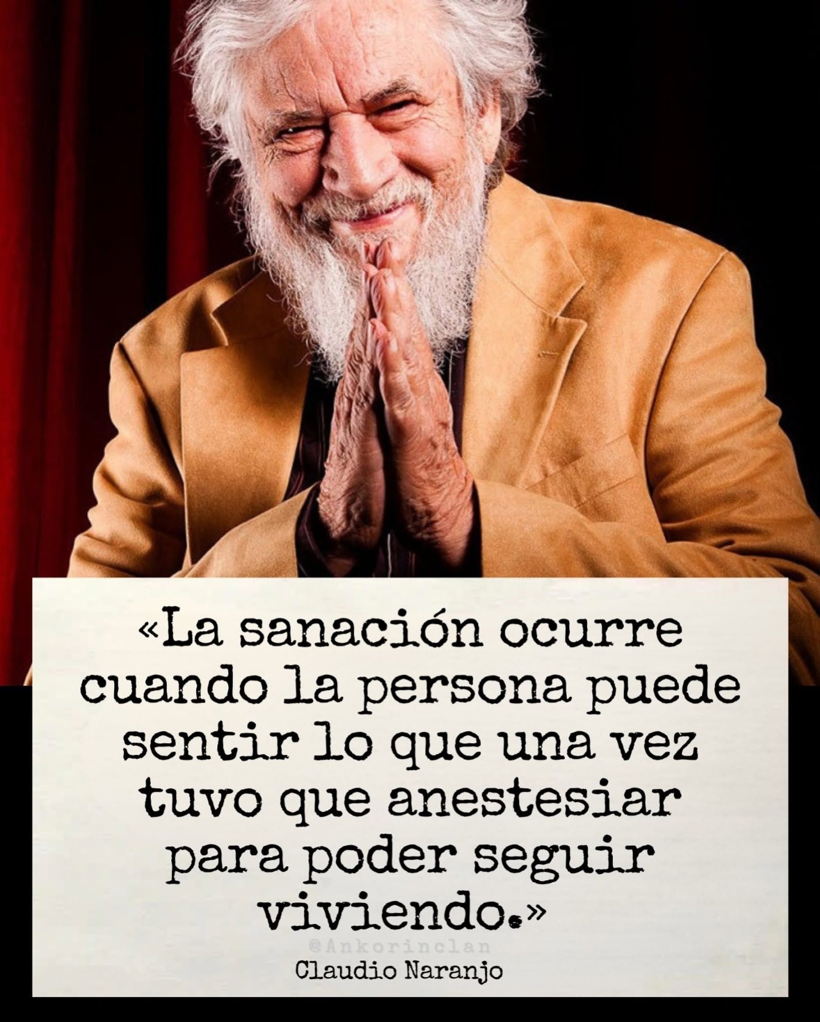 Hombre mayor barbudo con las manos juntas, sobre una cita en español sobre curación y anestesia, con fondo oscuro.