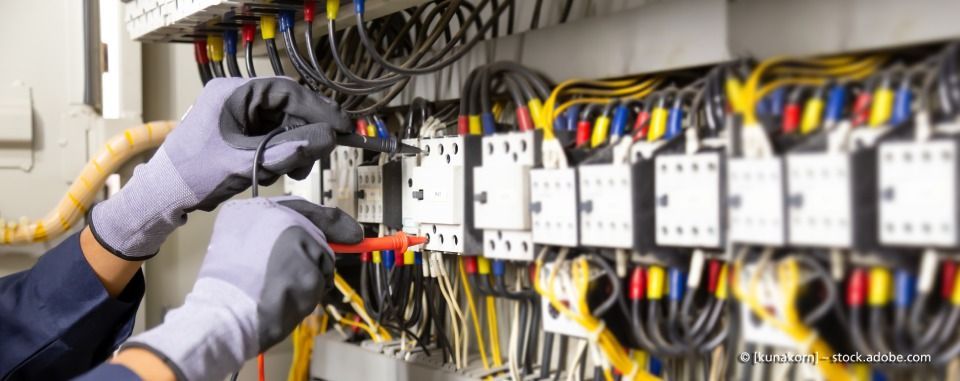 Innenansicht von Stromverteilerkasten mit vielen Kabeln
