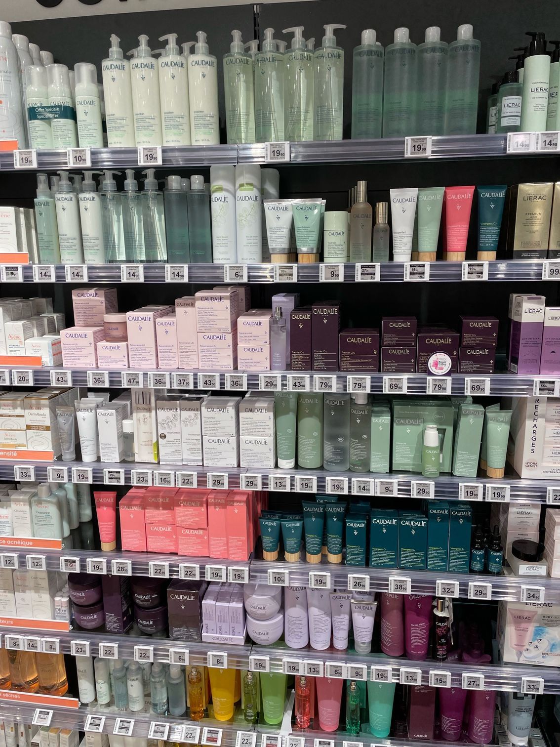 Devanture des produits de la marque Caudalie