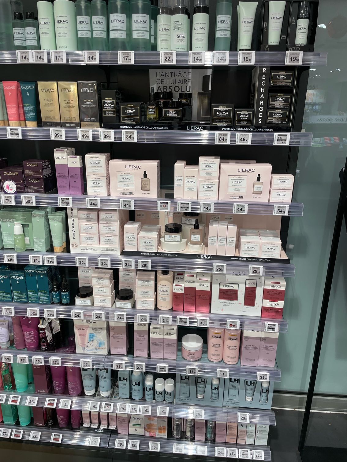 Devanture des produits de la marque Lierac