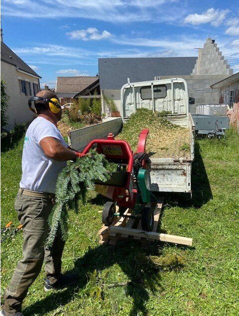 Broyage de branches de sapin par un artisan