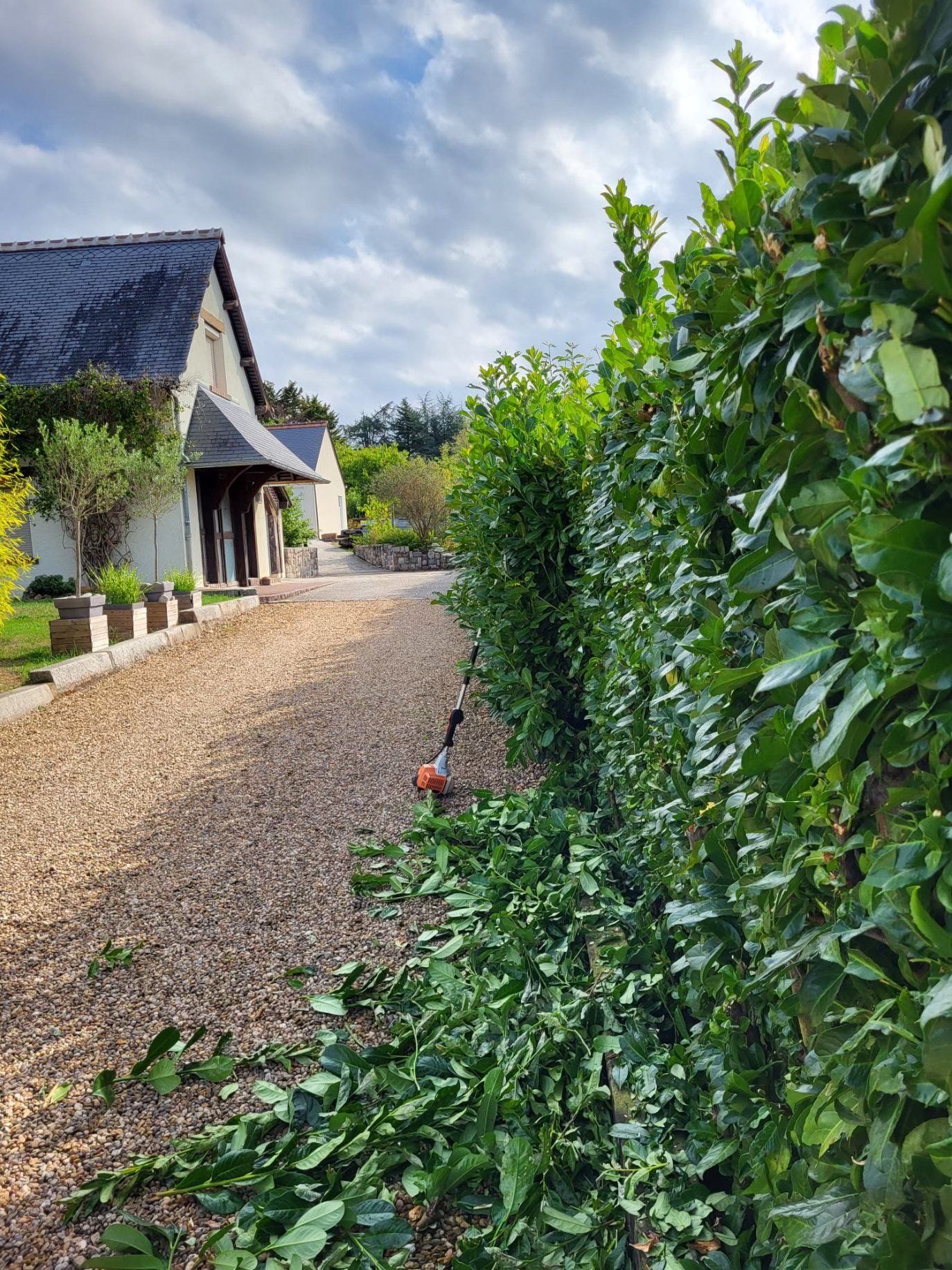 Allée de gravillons devant une maison