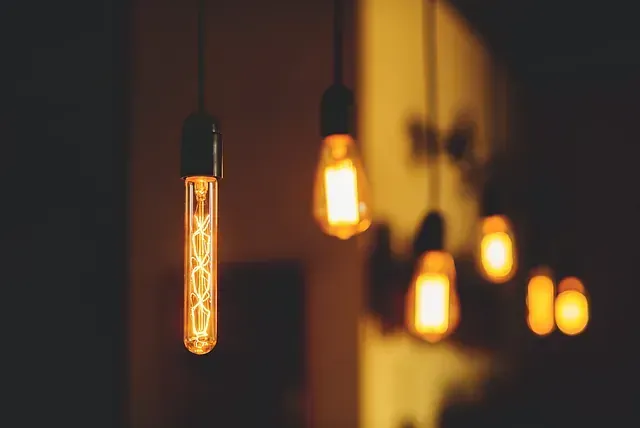 Un grupo de bombillas colgando del techo en una habitación oscura.