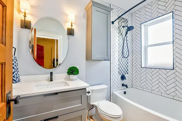 Un baño con inodoro, lavabo y bañera.