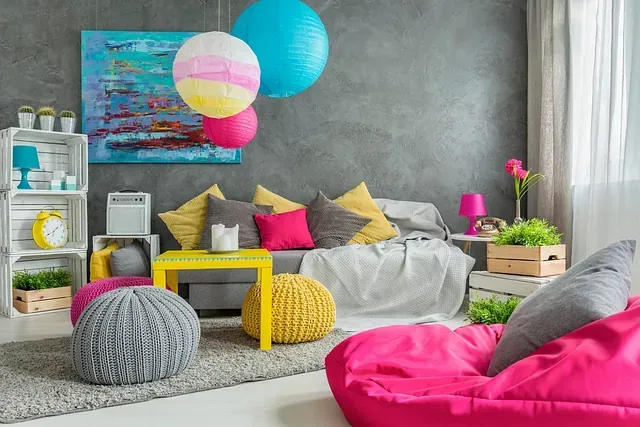Una sala de estar llena de muebles coloridos y un sillón puf.