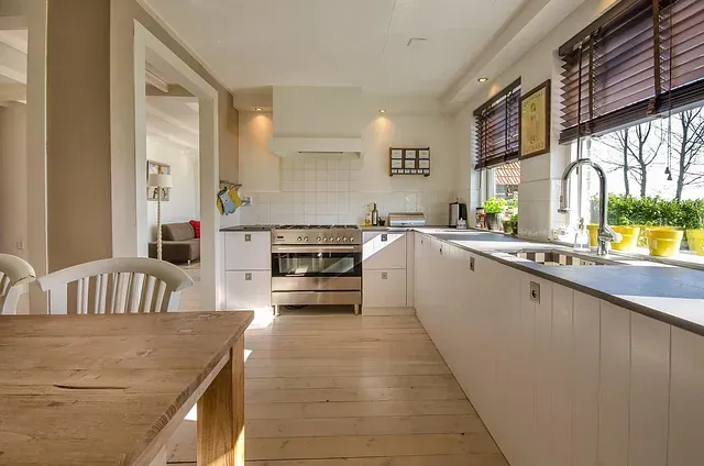 Una cocina con una mesa y sillas de madera y una estufa.