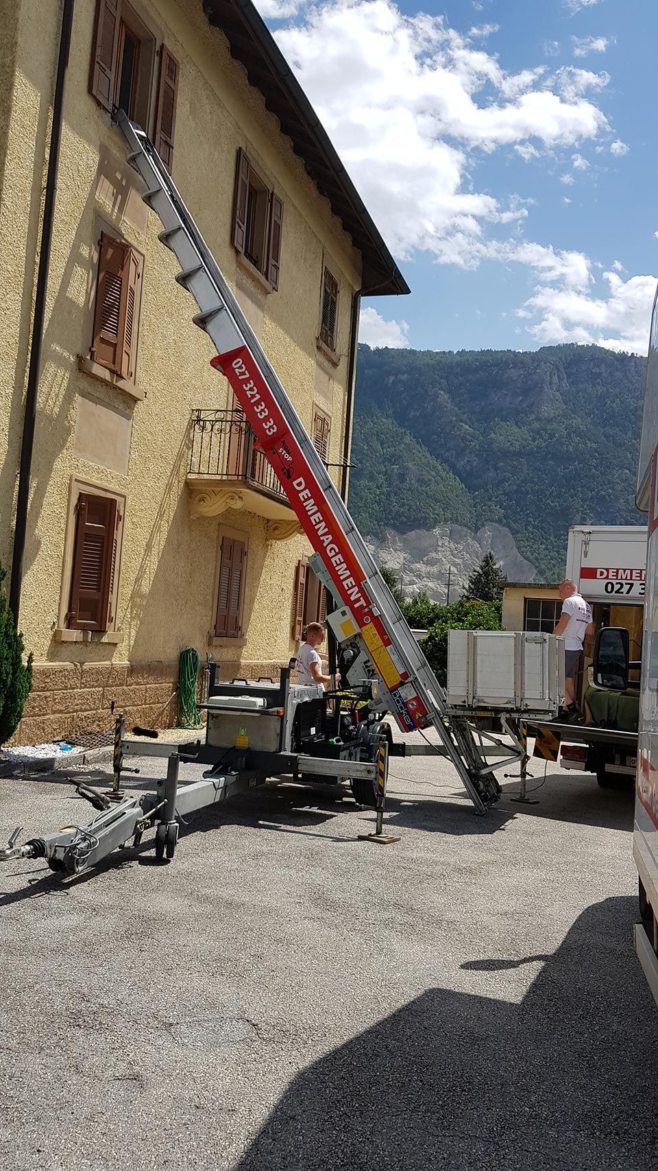 Une grande échelle se trouve devant un bâtiment.