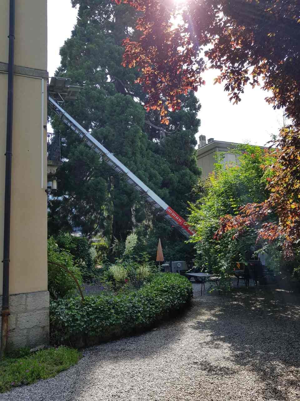 Un poteau blanc est suspendu au côté d'un bâtiment
