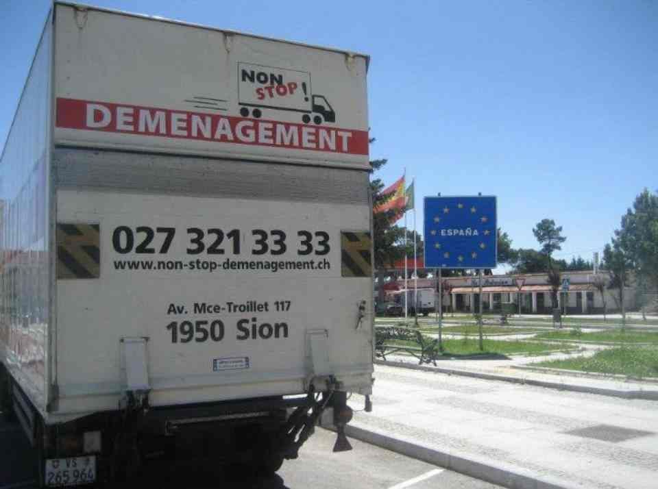 Un camion de déménagement non stop est garé sur le bord de la route