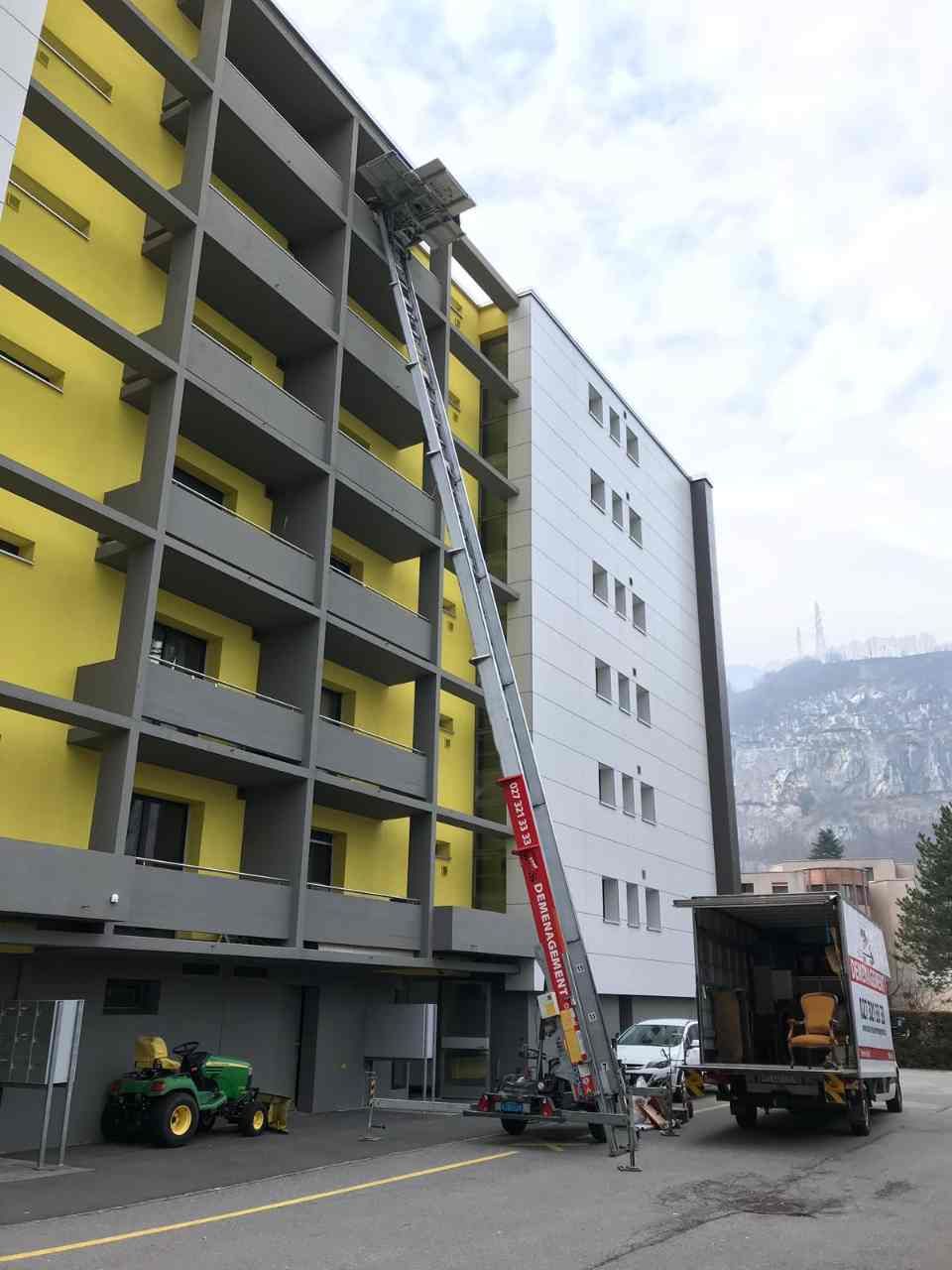 Un bâtiment jaune avec une échelle sur le côté