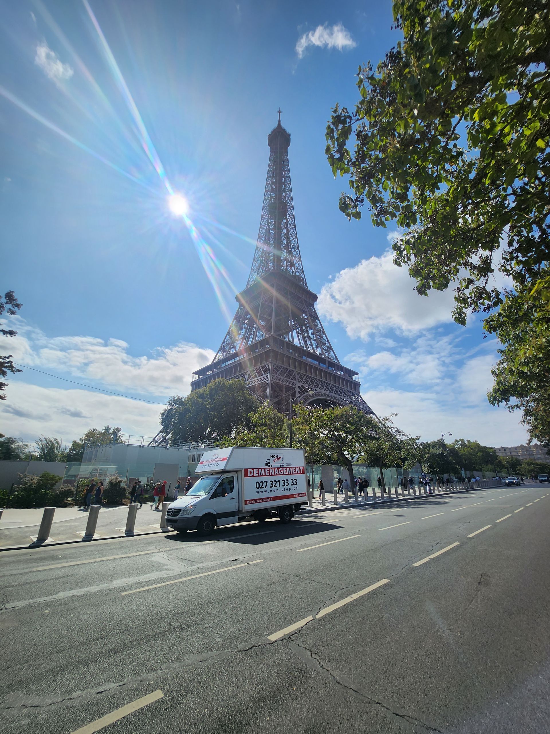 Un camion blanc est garé devant la tour eiffel