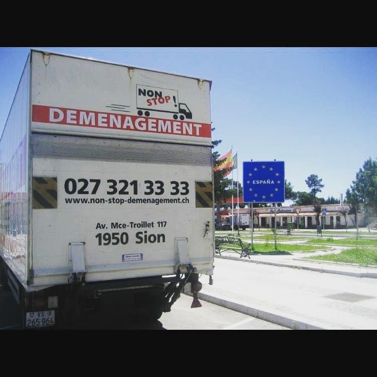 Un camion de déménagement non stop est garé sur le bord de la route