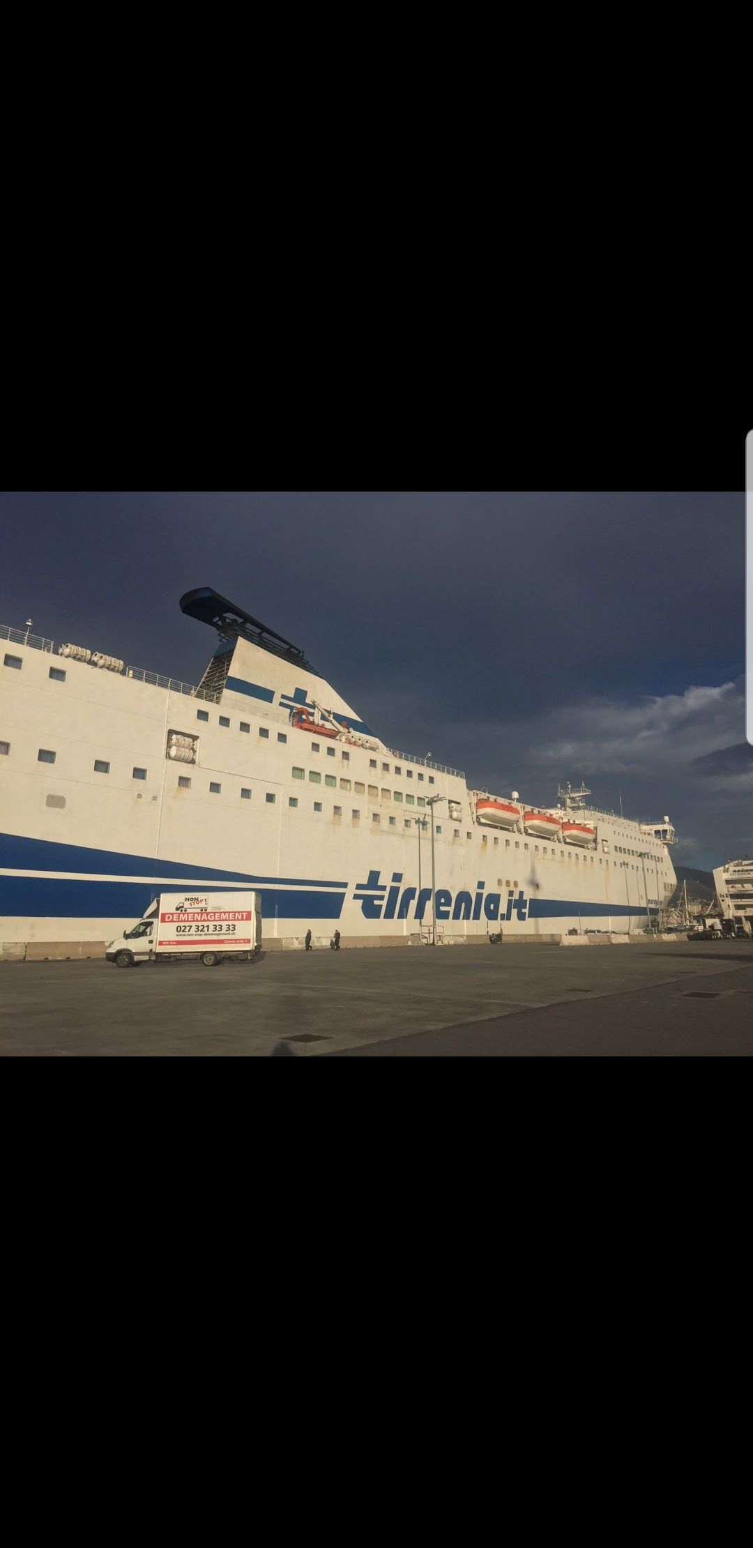 Un grand bateau de croisière est amarré dans un port.