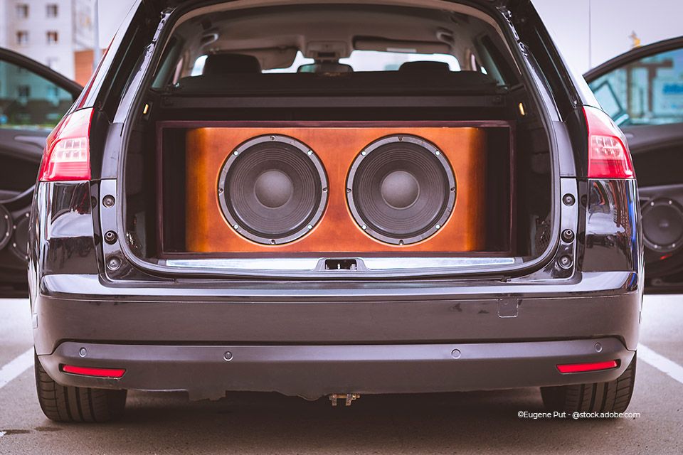 Auto mit Subwoofern im Kofferraum