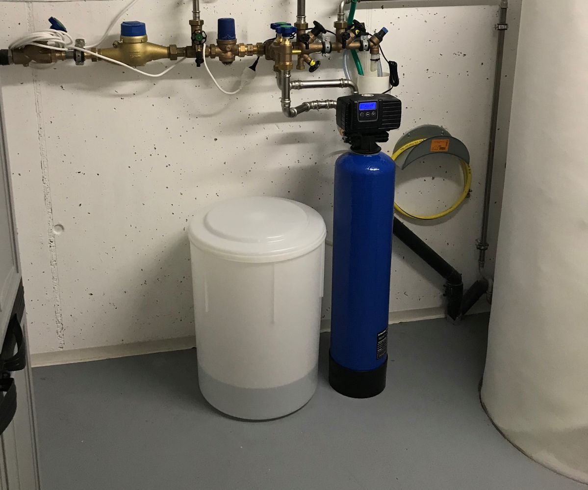 Un adoucisseur d'eau blanc
